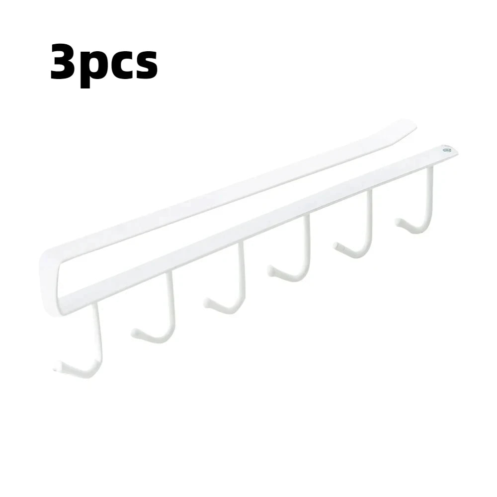 Tres piezas de un estante metálico blanco multiusos para cocina y armario.