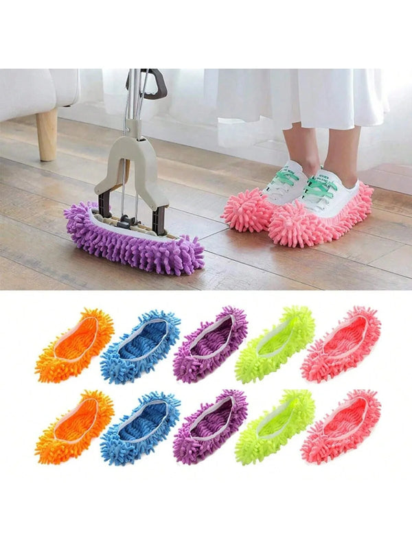 Fünf Paar farbenfroher Mikrofaser-Stielschuhe zur Bodenwischung auf einem Holzfußboden.