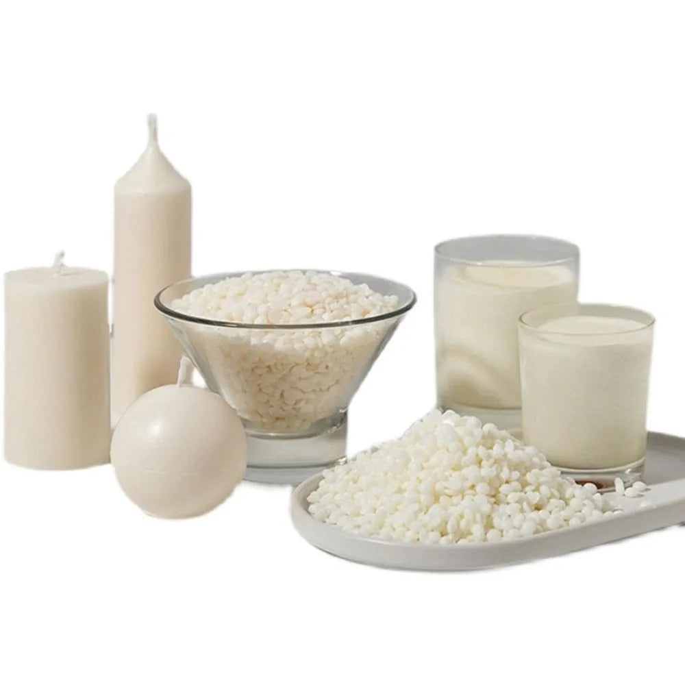Exhibición de material para hacer velas de cera de soja natural, incluyendo velas, cera y material granular blanco en varios 