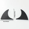 Oreille de chat décorative noire, de forme incurvée, mesurant 9 cm de large et 7,5 cm de haut.
