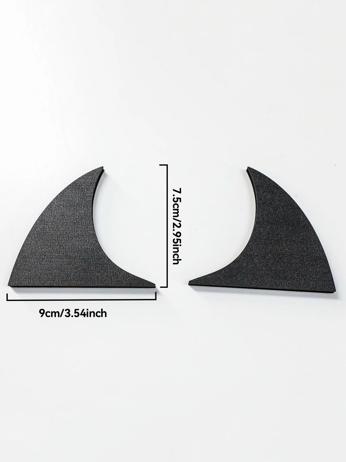 Oreille de chat décorative noire, de forme incurvée, mesurant 9 cm de large et 7,5 cm de haut.