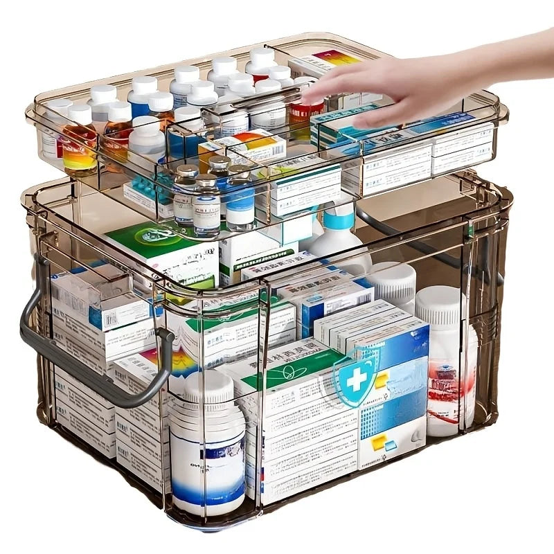Transparente Kunststoff-Erste-Hilfe-Box mit Henkel, gefüllt mit verschiedenen medizinischen Hilfsmitteln und Medikamenten.