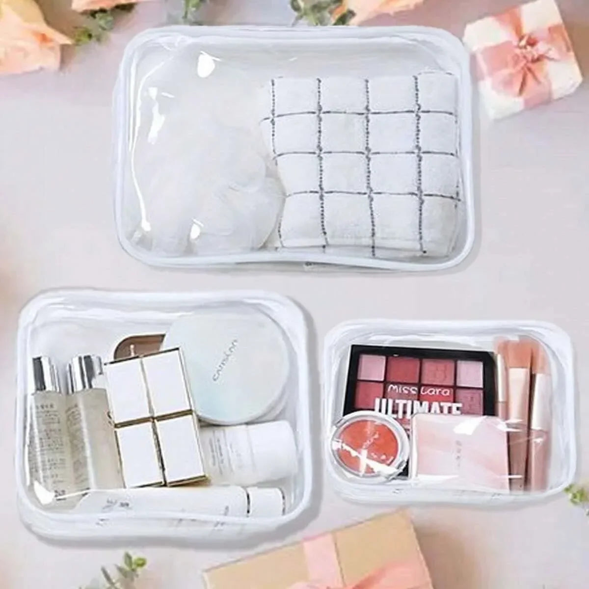 Bolsa organizadora cosmética clara con diversos productos de belleza, maquillaje y cuidado de la piel.