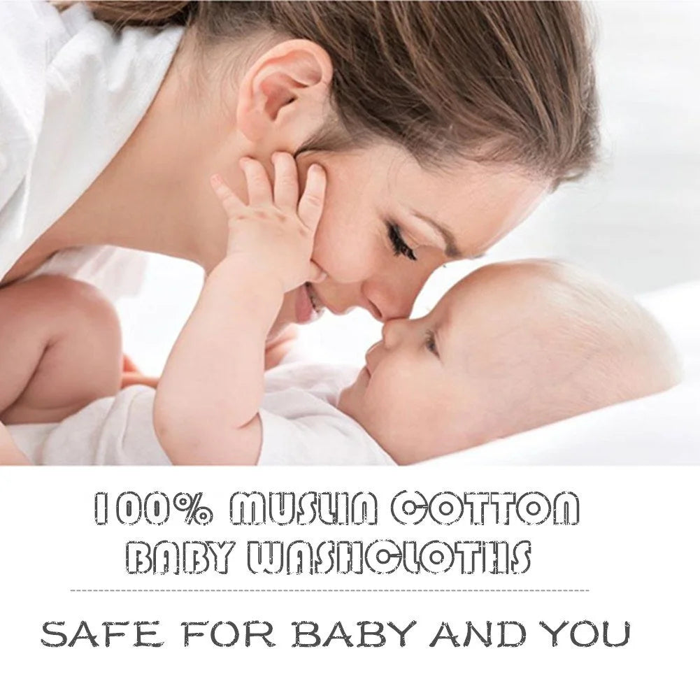Eine Mutter küsst liebevoll ein Baby auf die Stirn und hält ein Baumwollwaschlappen für Babys.