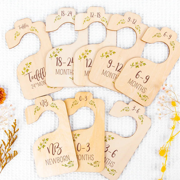 Holz-Baby-Kleiderschrank-Trenner in Unicorn-Form zur Organisation von Babykleidung.
