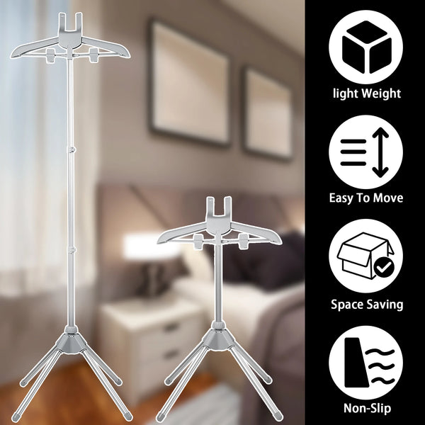 Cabrestante ajustable telescópico de vapor para ropa plateado con pies antideslizantes, mostrado en un dormitorio.