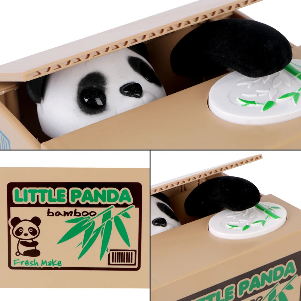 Ein schwarz-weißes Panda-Plüschtier in einer Pappschachtel neben einem Etikett für einen Bambus-Pinguin-Sparschwein.
