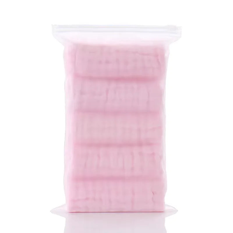Contenedor de plástico con un paquete de 5 toallitas orgánicas para bebé y cara en rosa.