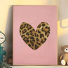 Pinkes Leinwandkunstwerk mit Leoparden-Cheetah-Mustern-Herzdesign.