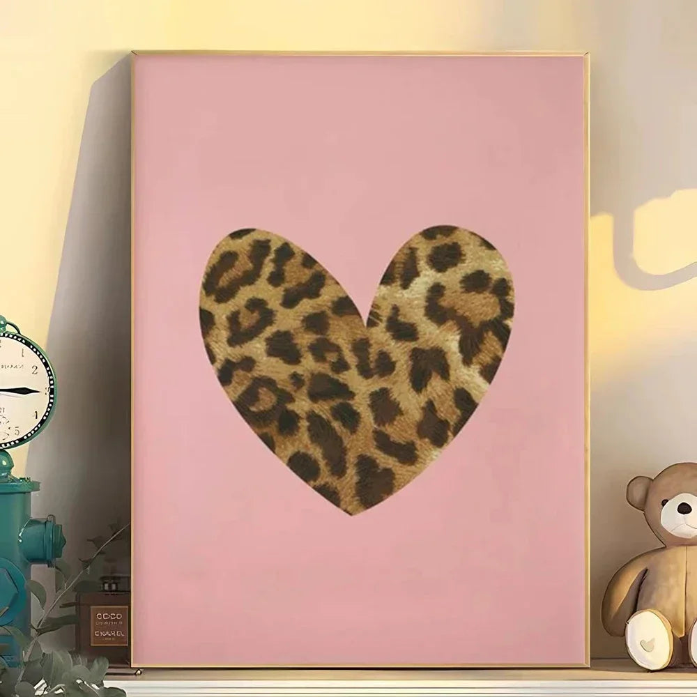 Pinkes Leinwandkunstwerk mit Leoparden-Cheetah-Mustern-Herzdesign.