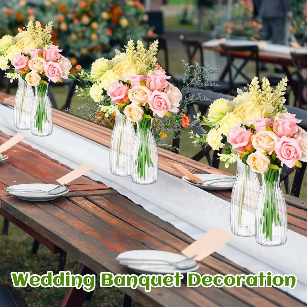 Decoración de banquete de bodas con ramos de rosas rosas y amarillas en jarrones de vidrio transparente sobre una mesa de mad