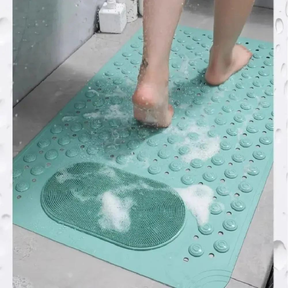 Los pies de una persona están pisando una alfombra de masaje de baño azul claro antideslizante con almohadillas texturizadas.