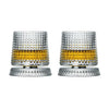 Un par de vasos de whisky texturizados y facetados con líquido de tono dorado.
