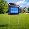 Solar-Bug-Zapper mit Solarmodul und blauem LED-Licht auf Metallständer im Rasen