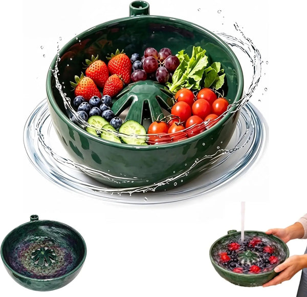 Grüner Sieb gefüllt mit frischen Beeren und Früchten, mit Wasser, das umherspritzt.
