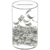Una alcancía de acrílico transparente llena de billetes de dólar estadounidense.