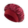 Un gorro de satén rojo intenso con tela fruncida, visto desde arriba.