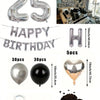 Un juego de globos con números de papel de aluminio plateado, una pancarta de cumpleaños y decoraciones de corazón de chocola