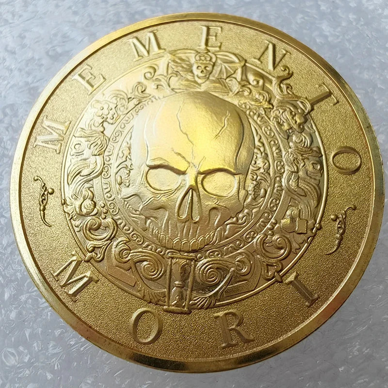 Eine runde goldene Münze mit stilisiertem Totenkopf-Design.
