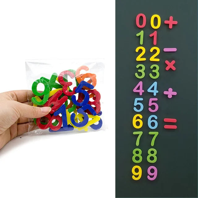 Eine Hand hält einen klaren Beutel mit farbenfrohen magnetischen Lernkärtchen, angeordnet in einer Zahlenfolge.