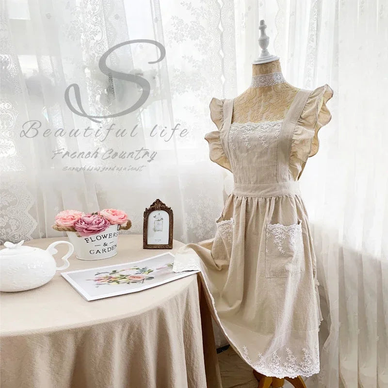Beige Leinen-Baumwoll-Pono-Kleid auf einem Mannequin vor einem durchscheinenden weißen Vorhang
