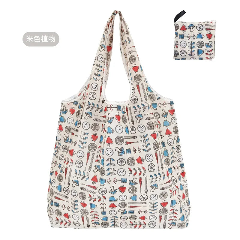 Beige wiederverwendbare Tasche mit Muster aus verschiedenen kleinen Symbolen und Zeichnungen.