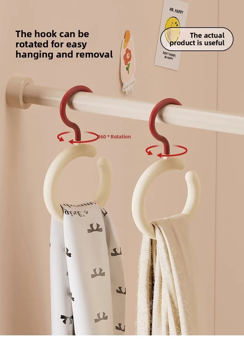 Un cintre pour manteau blanc et chapeau est suspendu sur une tringle en bois, démontrant une rotation de 180 degrés pour un a