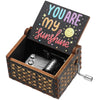 Caja de música de madera manual con tapa que dice "You Are My Sunshine".