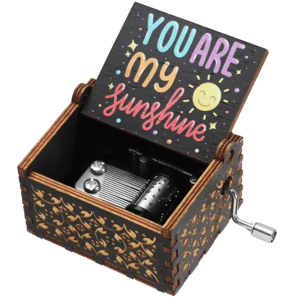 Caja de música de madera manual con tapa que dice "You Are My Sunshine".