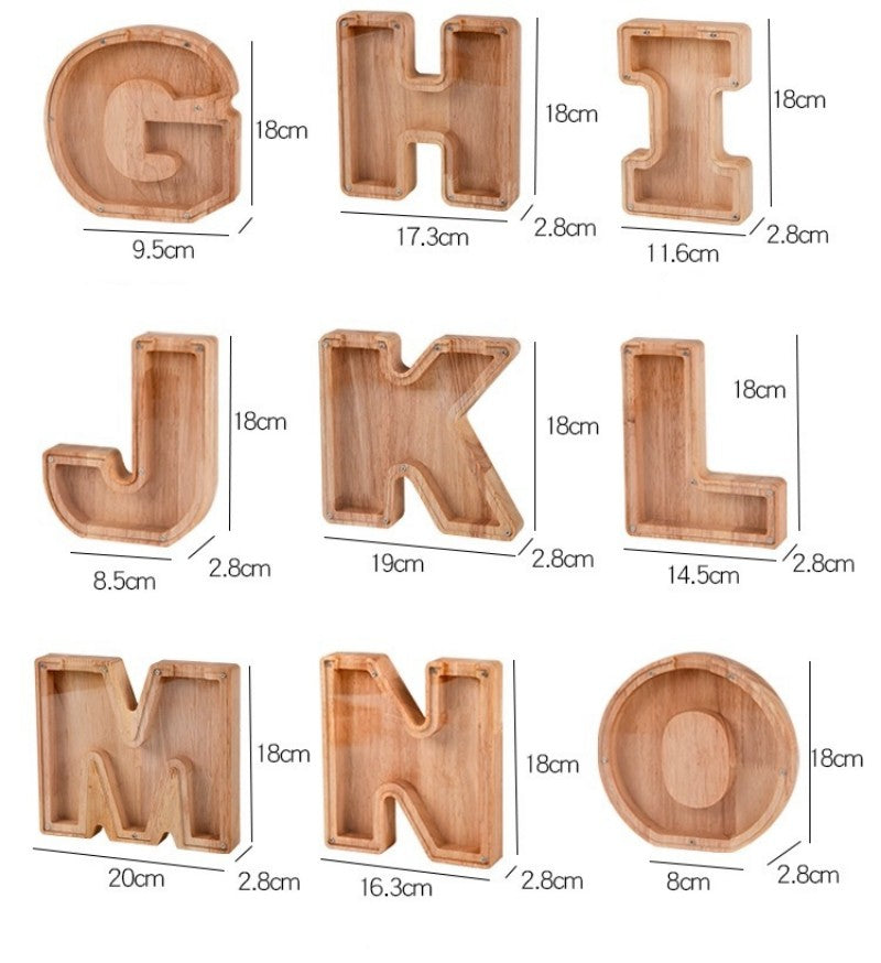 Ensemble de lettres alphabétiques en bois G, H, J, K, L, M et N, utilisées comme tirelire pour économiser.