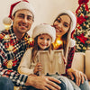 Une famille de trois souriants tenant une tirelire en bois pour l'alphabet d'une épargne.