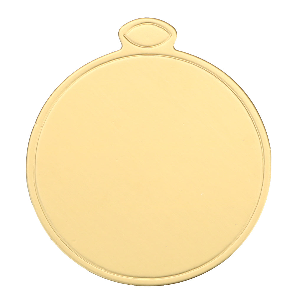 Una tabla para exhibir pasteles desechable redonda de color dorado claro con un borde decorativo.