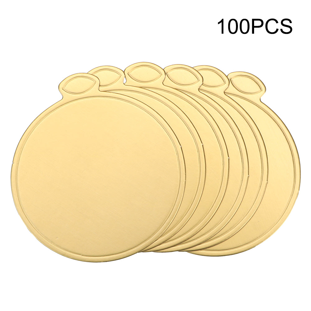 Una pila de 100 tablas decorativas redondas y doradas para pasteles desechables.